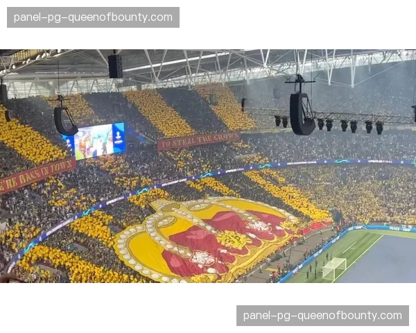 米兰德比看台上，双方球迷打出为欧冠资格助威的巨型Tifo