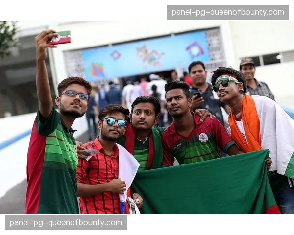 场边花絮：印度球迷团现身安联球场，举标语支持拜仁